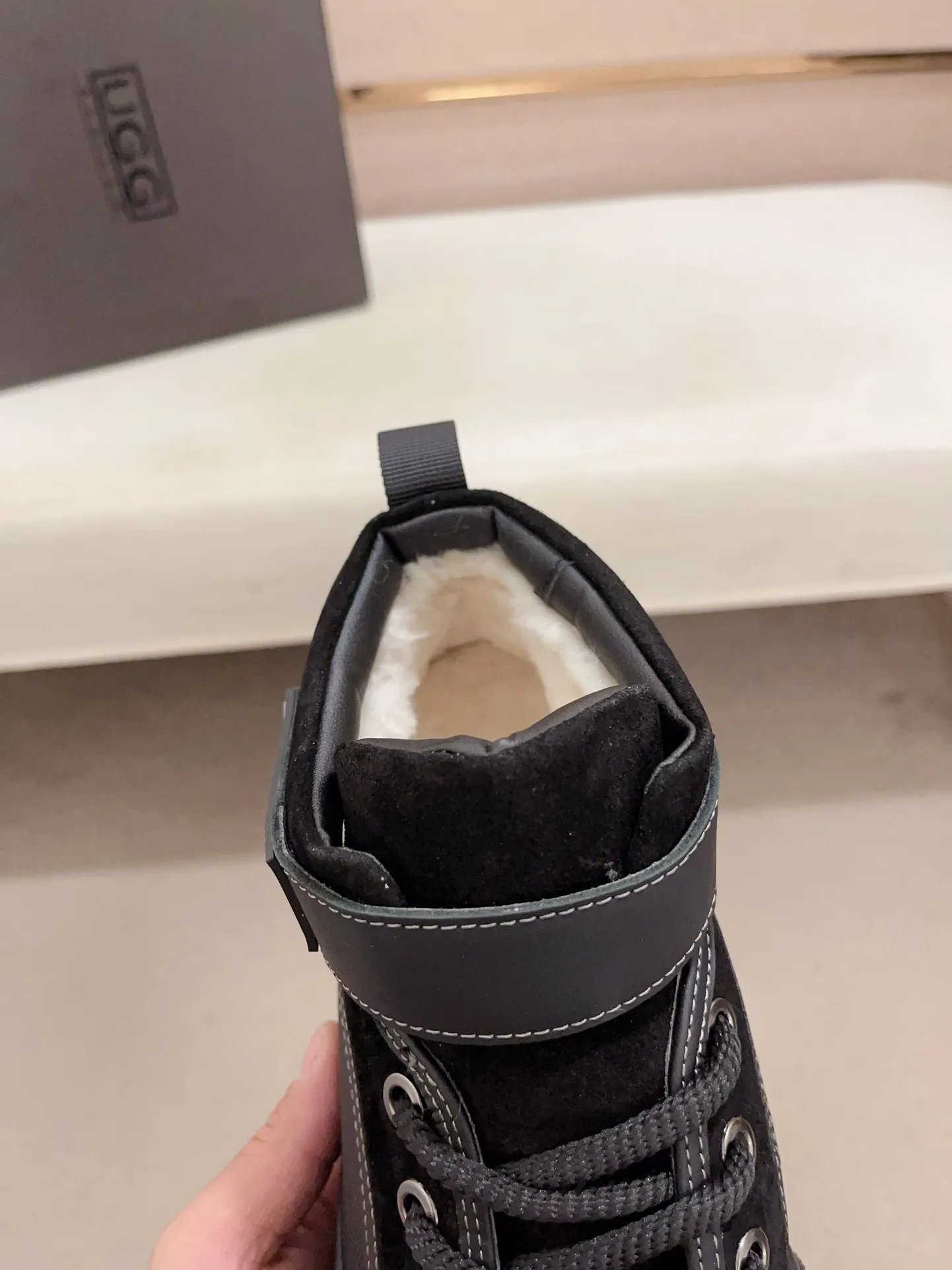 Factory Price: 380 Men's Men's Shoes💰North American Men's Shoes Ugg ☃️In the special sale of new high-quality men's shoes and snow boots in autumn and winter, the nemesis of extreme cold weather! Made of cowhide leather, merino wool lining, and original outsole, whether driving, outdoor or daily wear, there is always one that suits you! Code number 39-44